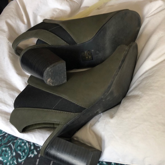 Olive green ankle sandals- with elastic cut in - Picture 3 of 3